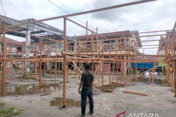 Pemkot Singkawang buat lapak sementara untuk PKL Pasar Beringin