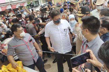 Menko Perekonomian tinjau operasi pasar di Bandarlampung