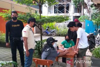 Guna tekan COVID-19, tim Yustisi Denpasar pantau prokes di obyek wisata Pantai Sanur