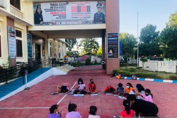 Imigrasi Maumere sediakan sarana belajar-bermain bagi anak-anak