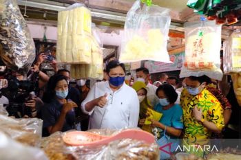 Menko Airlangga Hartarto tinjau operasi pasar di Bandarlampung