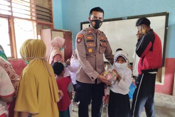 Polres Pasaman Barat  vaksinasi  anak di daerah terisolir Tombang Talamau