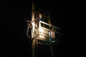 Petugas PLN Baturaja ganti trafo meledak  di Talang Aman