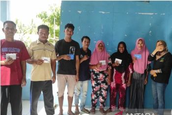 Petugas BRI penyalur bansos terus salurkan bantuan di daerah terpencil