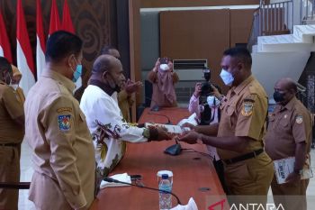 Gubernur Papua ingatkan biro pelelangan tertib administrasi
