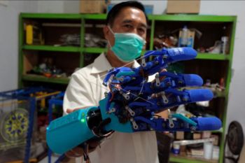 Robot tangan untuk penyandang disabilitas