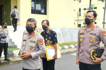 Kapolda Lampung beri penghargaan juru pakir karena gagalkan aksi curanmor