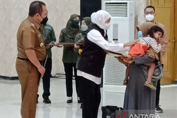 Khofifah beri santunan keluarga korban ritual Pantai Payangan