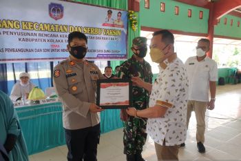 Polsek Kolaka terima penghargaan pencapaian vaksinasi tahun 2021