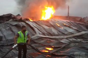 Api kembali muncul di puing bangunan pabrik gelas plastik yang terbakar di Pati