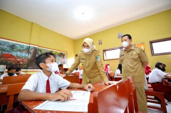 Pastikan penerapan prokes, Bupati Ipuk tinjau PTM di Muncar