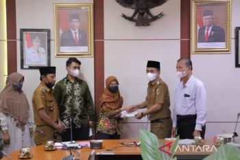 Pemkot Solok berangkatkan dua warga tempuh pendidikan dan kerja ke Jerman