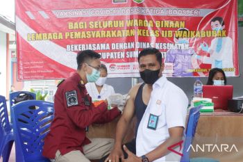 Ratusan warga binaan Lapas Waikabubak terima vaksin penguat