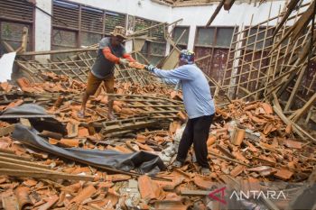 Ruang kelas sekolah ambruk di Karawang