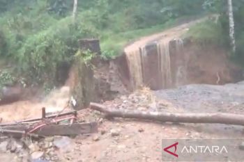 Jembatan penghubung antar kabupaten di Kecamatan Cibinong-Cianjur putus