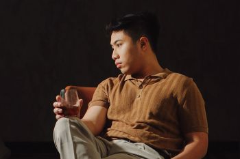 Elnanda Utomo menggambarkan patah hati di mini album "Bicara Sendiri"