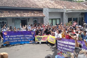 Ratusan sopir truk di Kudus demo tolak "zero" ODOL