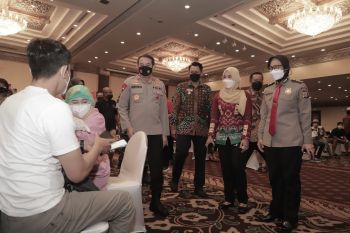 Wabup Sleman bersama Kapolda DIY meninjau vaksinasi bagi pelaku wisata