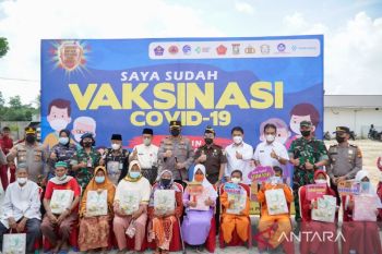 Staf Ahli Bupati Kampar dampingi Kapolda tinjau vaksinasi massal