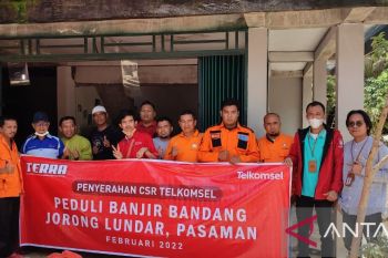 Telkomsel Serahkan Bantuan Korban Banjir Bandang Pasaman