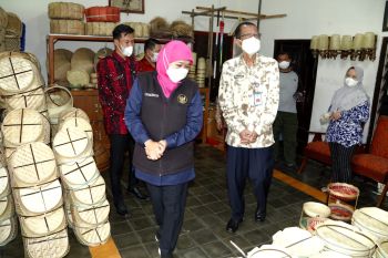 Gubernur Khofifah dorong UKM Jatim miliki pasar global melalui desa devisa
