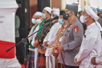 Tokoh agama di Jatim ikut vaksinasi, Kapolri: Jadi penyemangatkita Semua