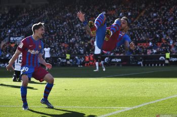 Aubameyang mencetak dua gol saat Barca menang 4-1 lawan Valencia