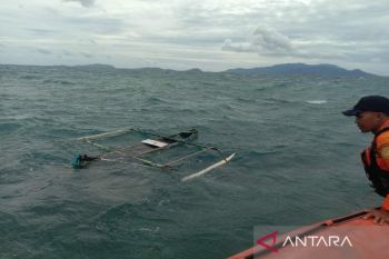 Basarnas evakuasi empat nelayan alami mati mesin di perairan Kolaka Sultra