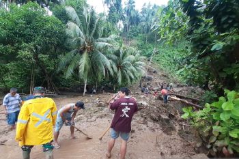Pemkab Siau Tagulandang Biaro dirikan dapur umum bagi pengungsi banjir-longsor