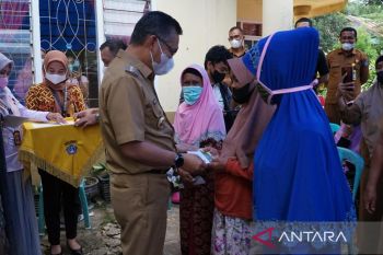 Pemkot Kendari Serahkan Bantuan Modal 31 Pelaku UMKM