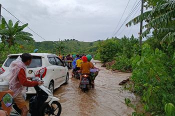 Usai bau nyale di Pantai Tampah, puluhan motor warga mogok
