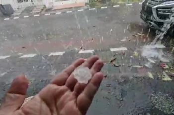 Hujan es disertai angin kencang terjadi di Surabaya