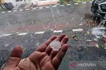 Hujan es guyur Surabaya