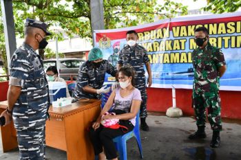 Lantamal VIII Manado laksanakan "serbuan vaksinasi" di TPI Tumumpa