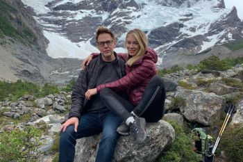 James Gunn bertunangan dengan Jennifer Holland