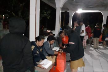 318 korban banjir-longsor di Sitaro mengungsi ke gedung gereja