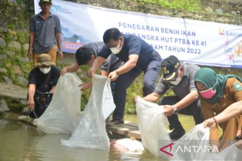 PTBA salurkan bantuan 45 ribu ekor bibit ikan untuk masyarakat di Sawahlunto
