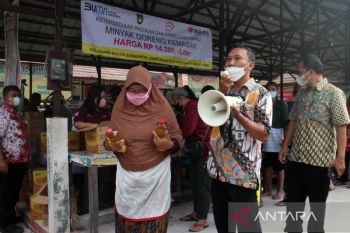 Bulog Surakarta gelar operasi pasar minyak goreng harga Rp14.000/liter