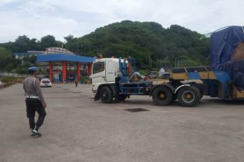 Patung Presiden Joko Widodo mengendarai sepeda motor tiba di Lombok