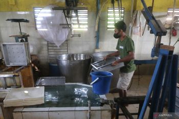 Perajin tahu Takwa Kediri libur produksi