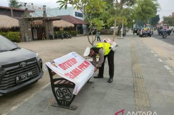 Polisi tutup bangku taman di ruang publik antisipasi kerumunan