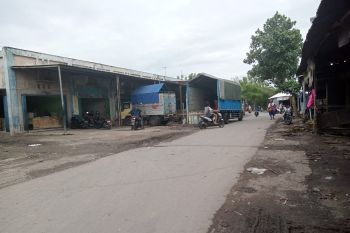 Disdag Mataram menertibkan ratusan pedagang di Pasar Mandalika NTB
