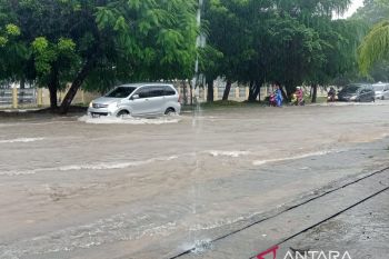 Hujan deras menyebabkan banjir di wilayah Kota Kupang