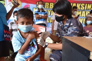 Warga Pulau Bangka antusias ikut vaksinasi digelar Lantamal VIII Manado