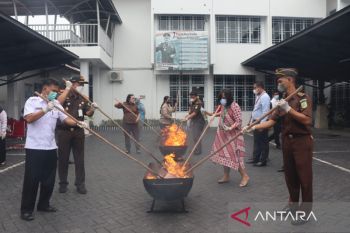 Kejari Tanjungpinang lakukan pemusnahan barang bukti 96 perkara