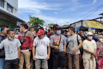 Ratusan warga Bandarlampung berkerumun antre dapatkan minyak goreng