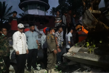 Seorang warga dievakuasi tertimbun reruntuhan Masjid Raya Kajai