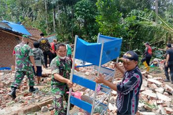Puluhan rumah warga Musi Rawas roboh dihantam puting beliung