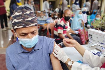 Polisi bagikan minyak goreng kepada warga usai divaksinasi
