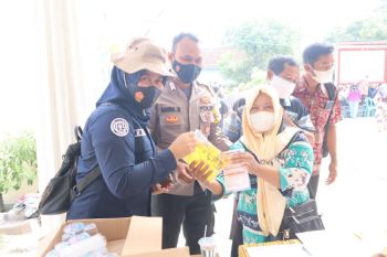 Polres Lamsel berikan minyak goreng gratis bagi warga usai divaksin